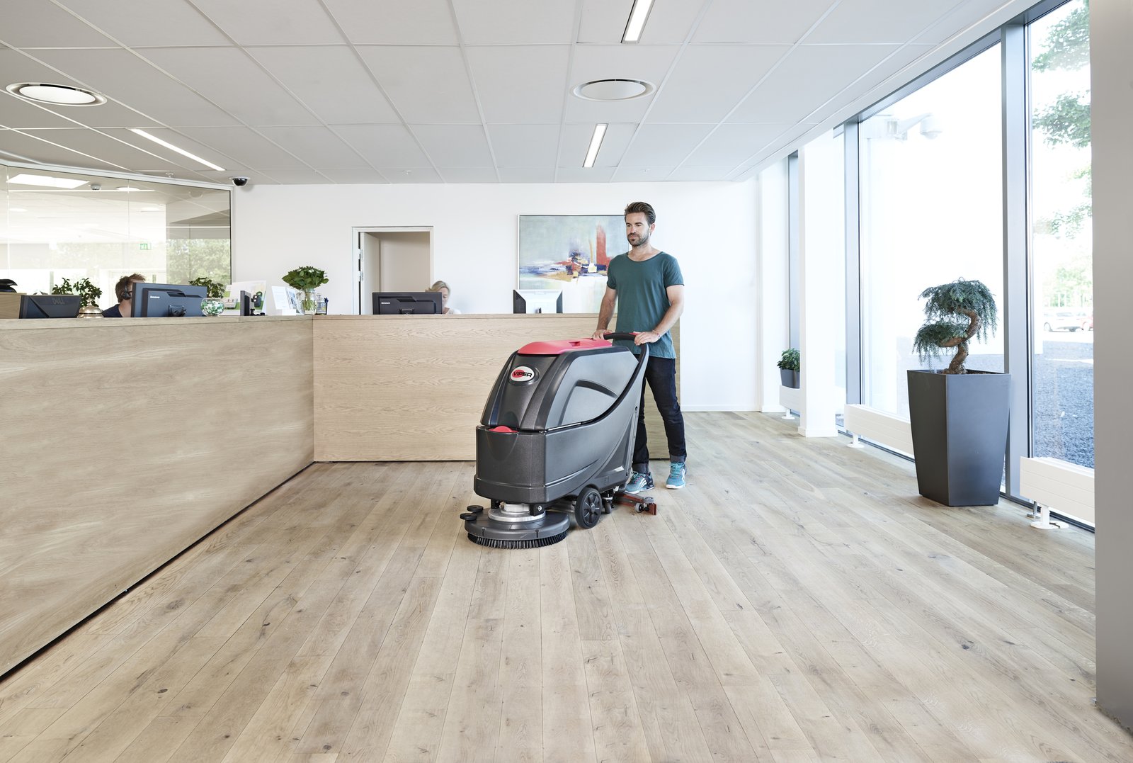 Lavadora de piso Viper AS5160 em recepção corporativa