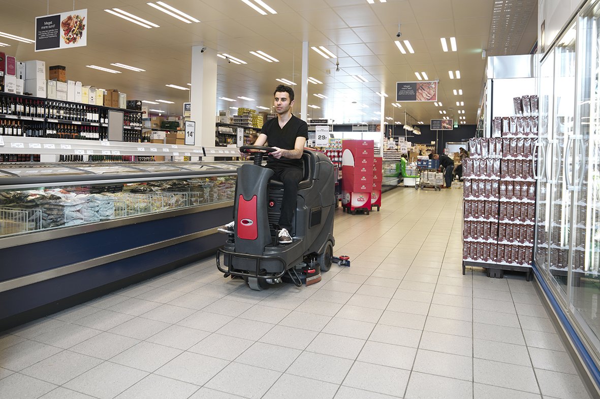 Lavadora de piso Viper AS530R em supermercado