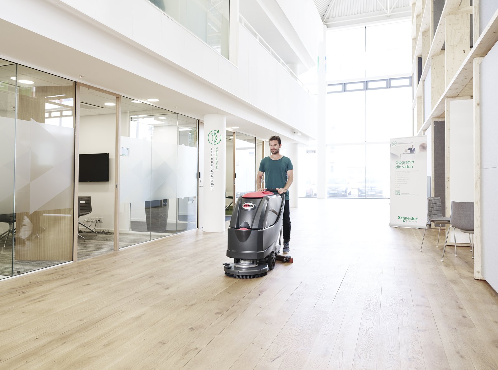 Lavadora de piso Viper em corredor de escritório